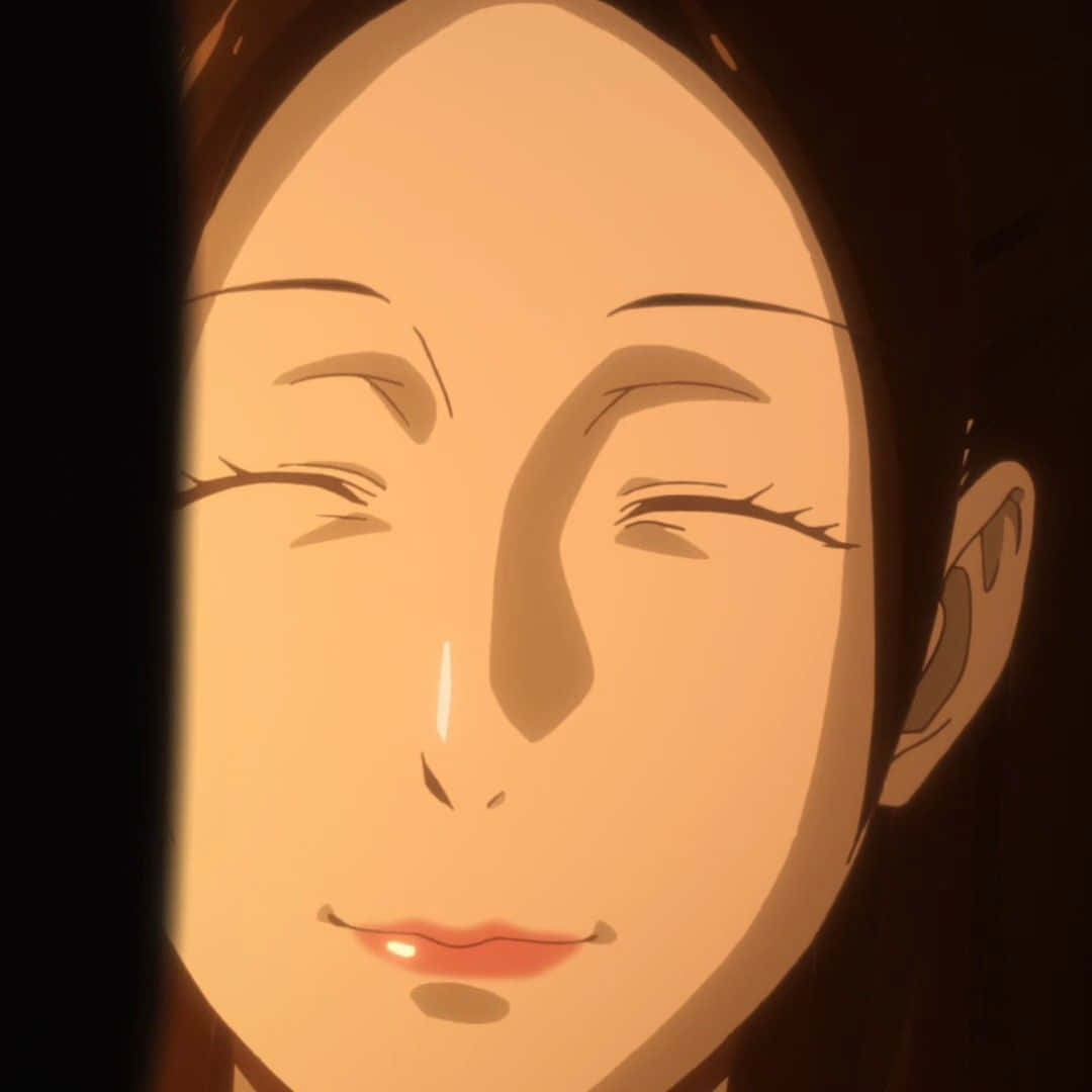 動畫微笑臉部特寫 壁紙 — 一個動漫臉部特寫，閉著眼睛，帶著溫柔的微笑，沐浴在溫暖的金色光芒中，背景是深色的。