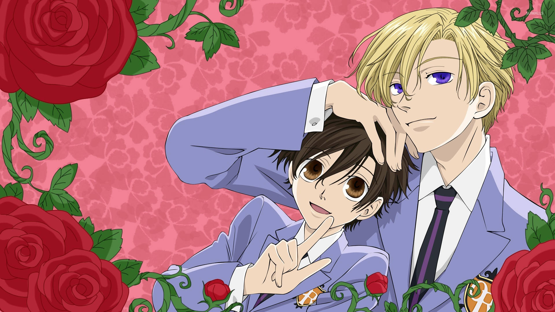 動畫情侶《 Ouran 高校 Host Club》：Haruhi 與 Tamaki 壁紙 — 兩個穿著校服的動漫男孩在鮮豔的紅玫瑰和花卉壁紙中擺姿勢，其中一個輕輕觸摸另一個的頭。