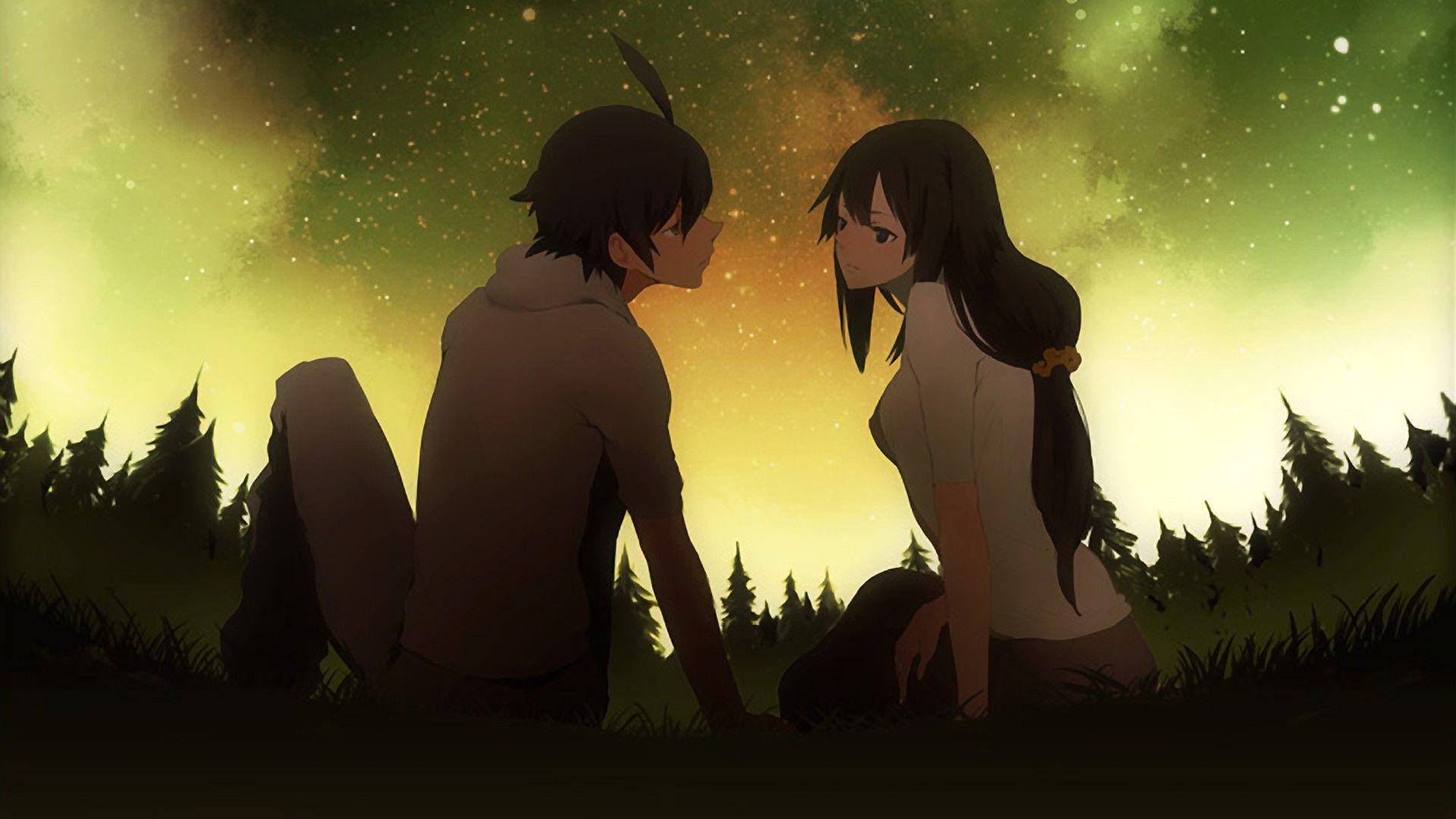 動畫愛情黃色星空 壁紙 — 兩個動漫角色面對面坐在草地上，背景是發光的綠色星空和松樹的剪影。