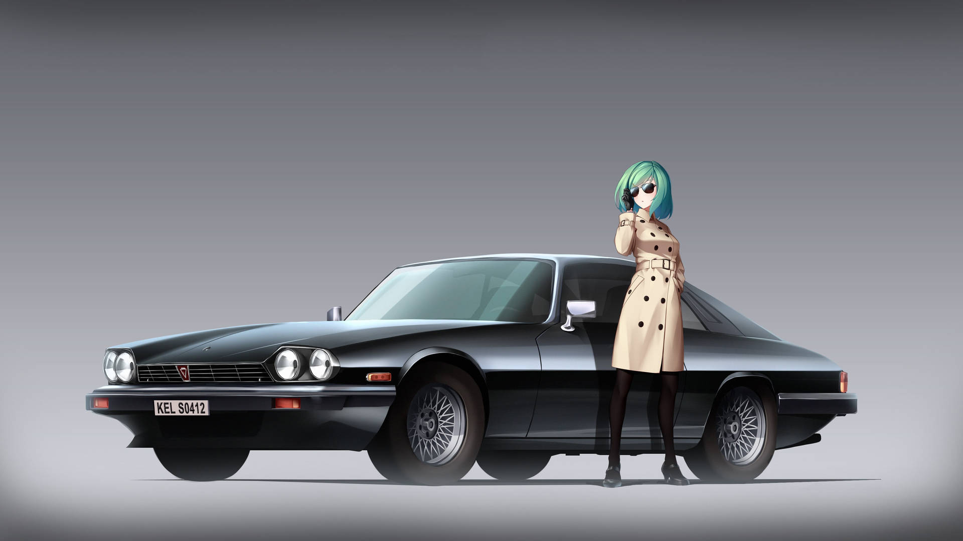 穿著風衣和太陽眼鏡的動漫女孩在黑色經典汽車旁擺姿勢。