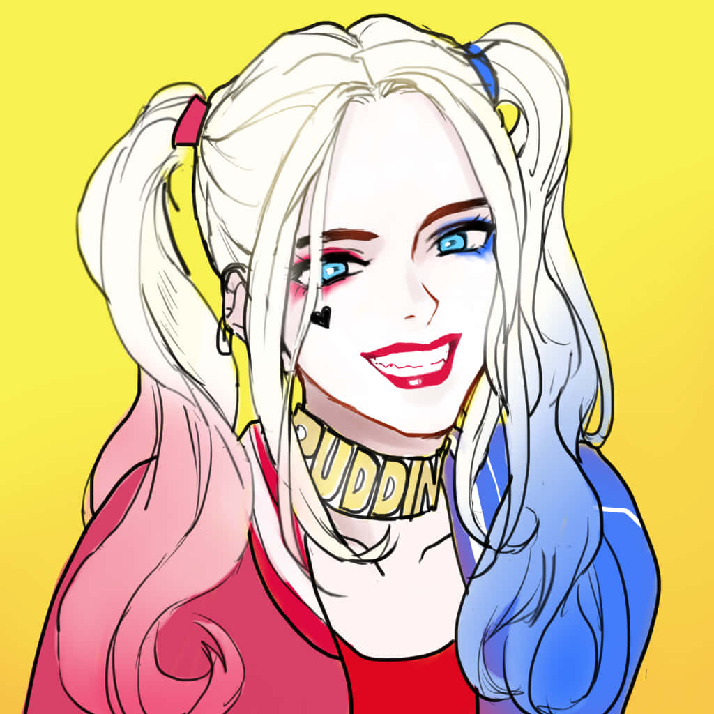 動畫版哈莉·奎茵微笑 壁紙 — 一幅充滿活力的動漫風格肖像，描繪了小丑女哈莉·奎茵，擁有不相配的藍色和粉紅色雙馬尾，背景為純黃色。