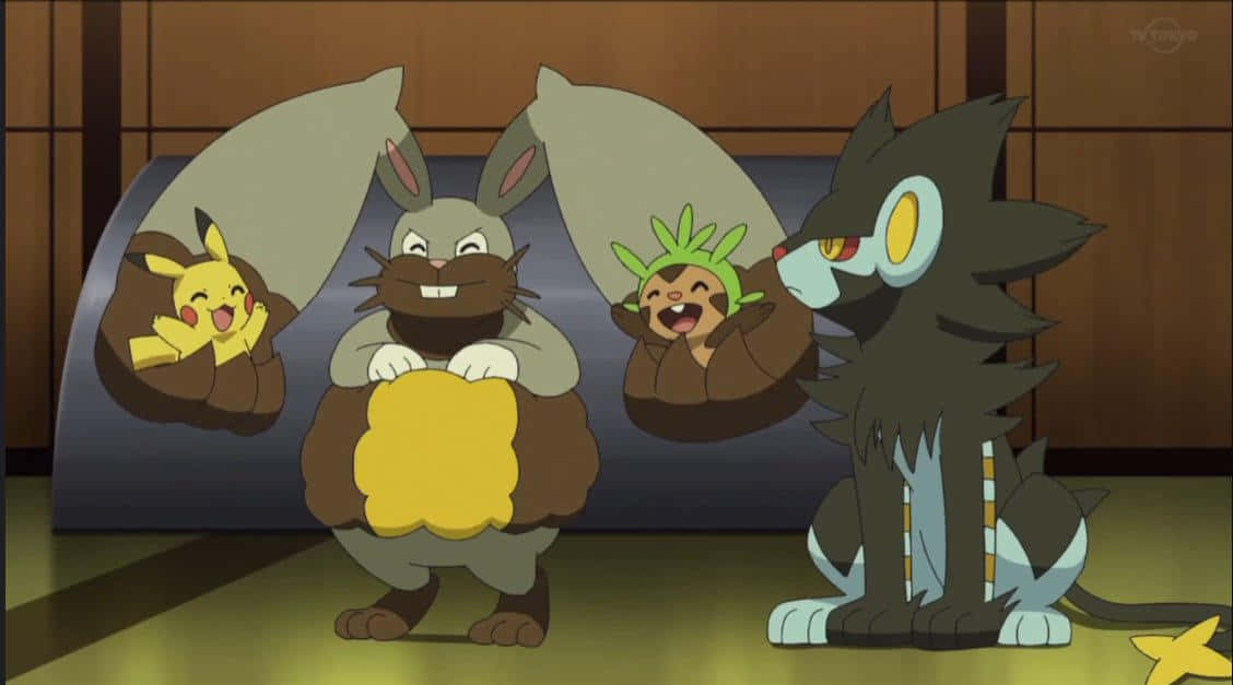 動畫版地鼠寶與其他寶可夢 壁紙 — 四個動畫化的寶可夢角色一起站在一個溫暖照明的木質房間內，身後有一張大型彎曲長椅。
