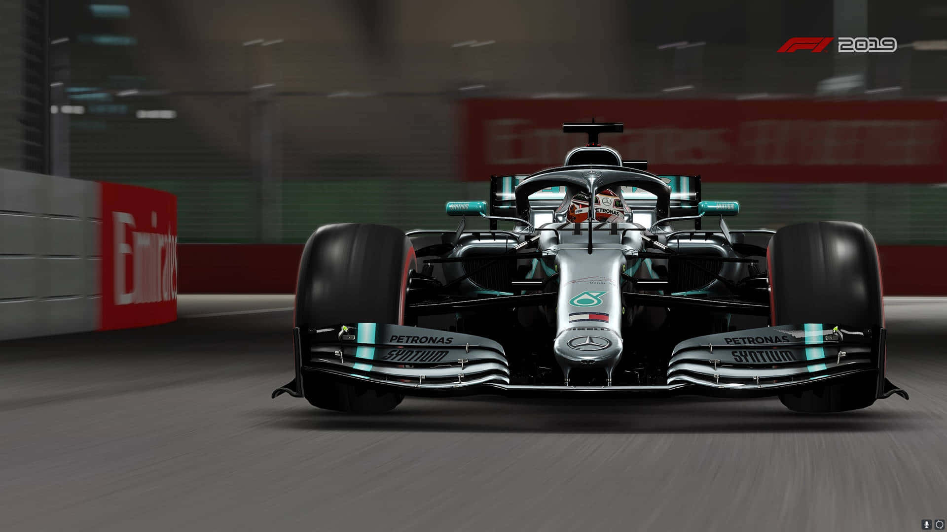 動畫版梅賽德斯AMG F1賽車高清背景 壁紙 — 一架流線型的銀色和青綠色一級方程式賽車在賽道上疾馳，背景是模糊的阿聯酋護欄和贊助商標誌。