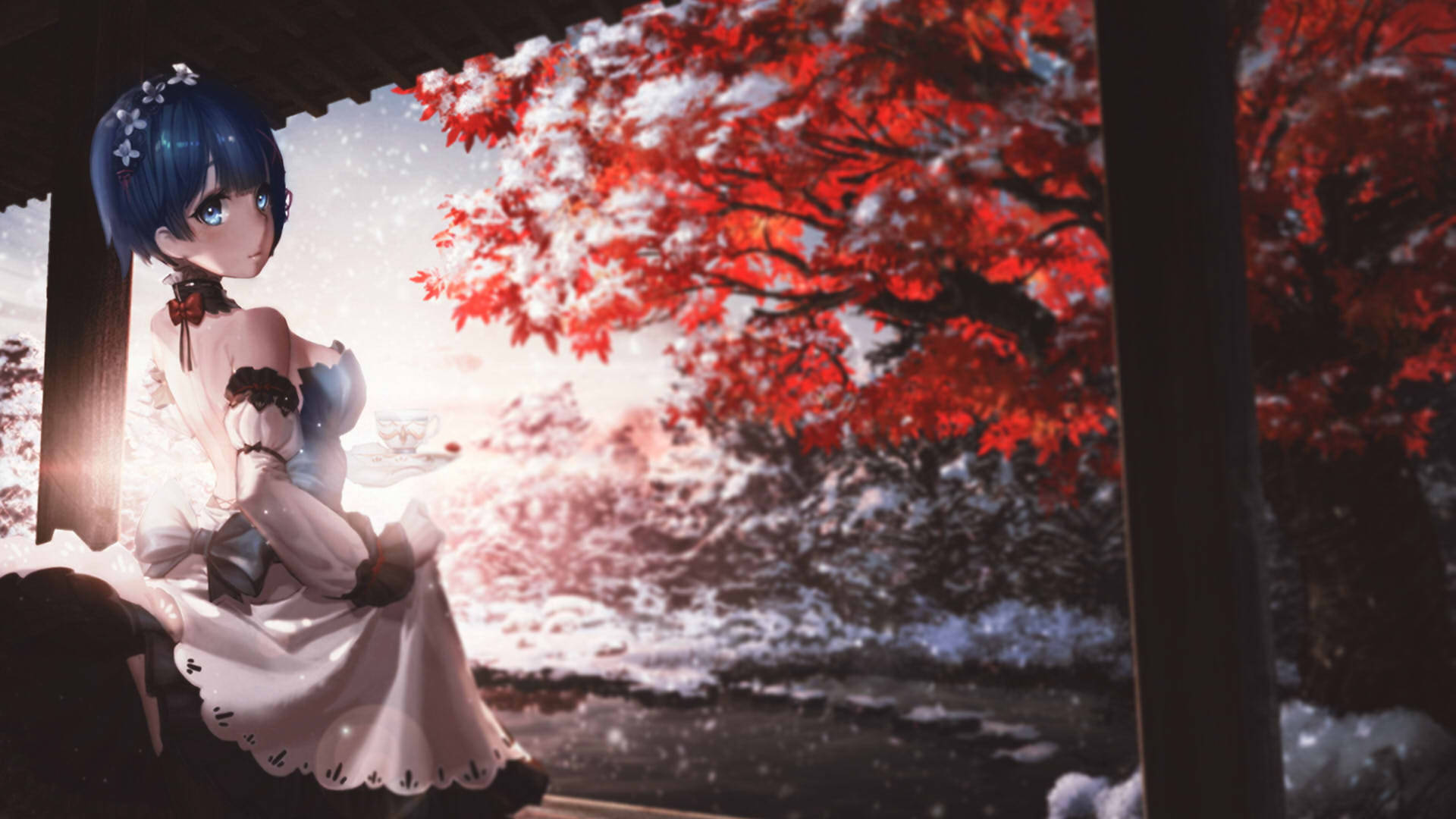 藍髮動漫女孩穿著白色連衣裙，坐在雪景中的紅楓樹下。