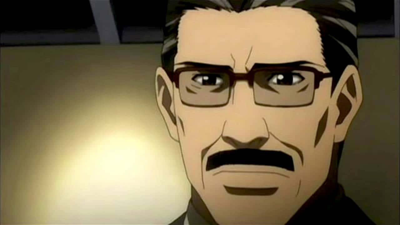 Soichiro Yagami 桌布 壁紙 — 動畫男子戴眼鏡和鬍鬚的特寫，在溫暖的聚光燈下，背景昏暗。