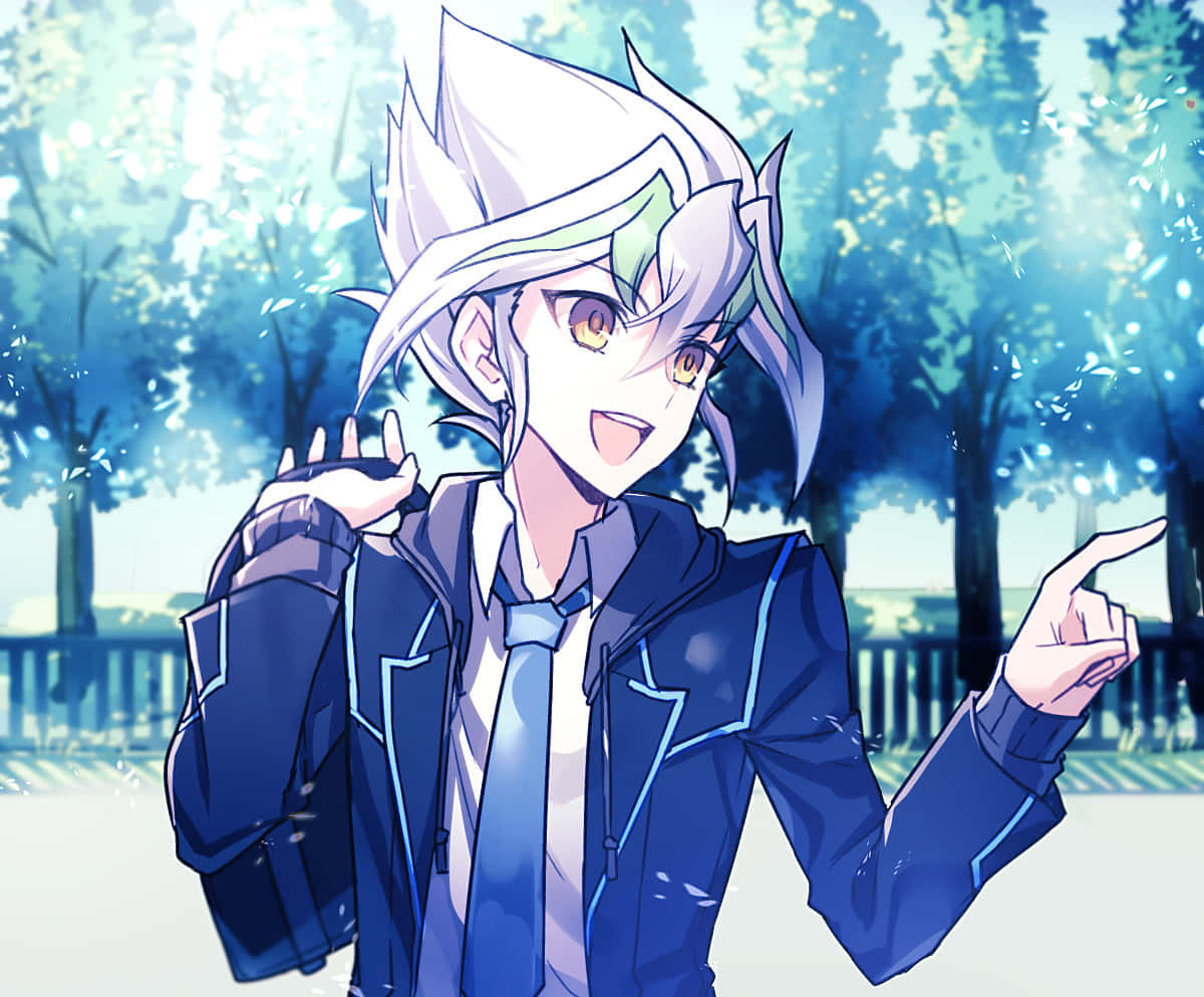 Zarc 桌布 壁紙 — 動畫男孩，白色尖刺頭髮，藍色外套，在陽光普照的公園裡，身後有樹木和欄杆，開心地微笑。