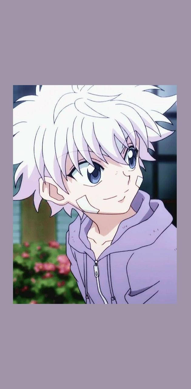 動漫男孩 桌布 壁紙 — 動畫男孩，白色尖刺頭髮，藍色眼睛，穿著紫色連帽衫，在模糊的花卉背景前溫柔微笑。