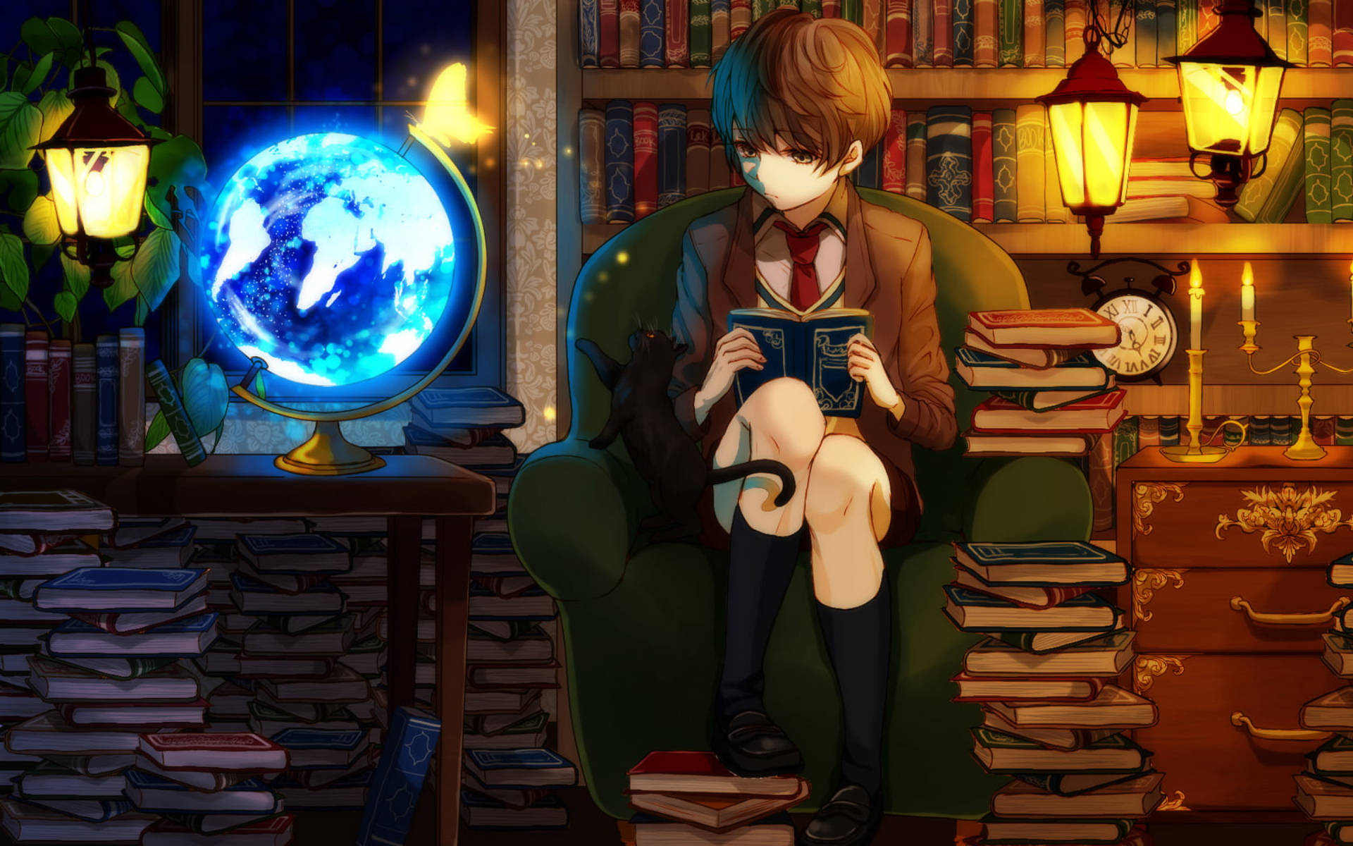 動畫男生學生讀書 壁紙 — 一個穿著校服的年輕動漫男孩在一個舒適的圖書館裡看書，圖書館裡堆滿了書和一個發光的藍色地球儀。