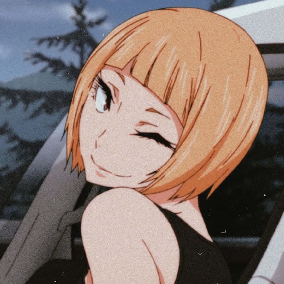 動畫美學的迷人魅力 壁紙 — 一個開朗的動漫女孩，留著短橙色頭髮，在車內微笑，背景是模糊的森林。