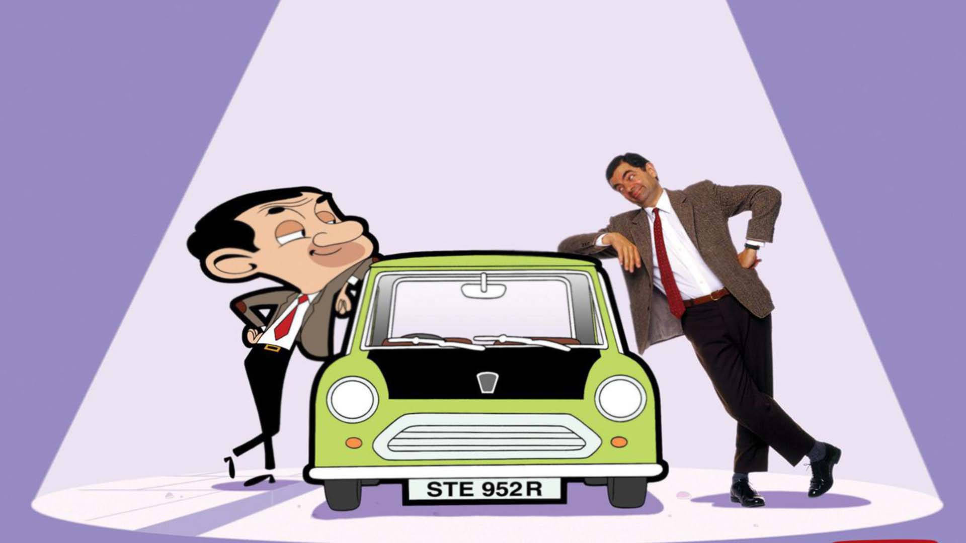 動畫與現實版憨豆先生對照插畫 壁紙 — Mr Bean 同一個真人男人喺紫色背景嘅聚光燈下，幽默咁企喺綠色Mini Cooper旁邊擺甫士。