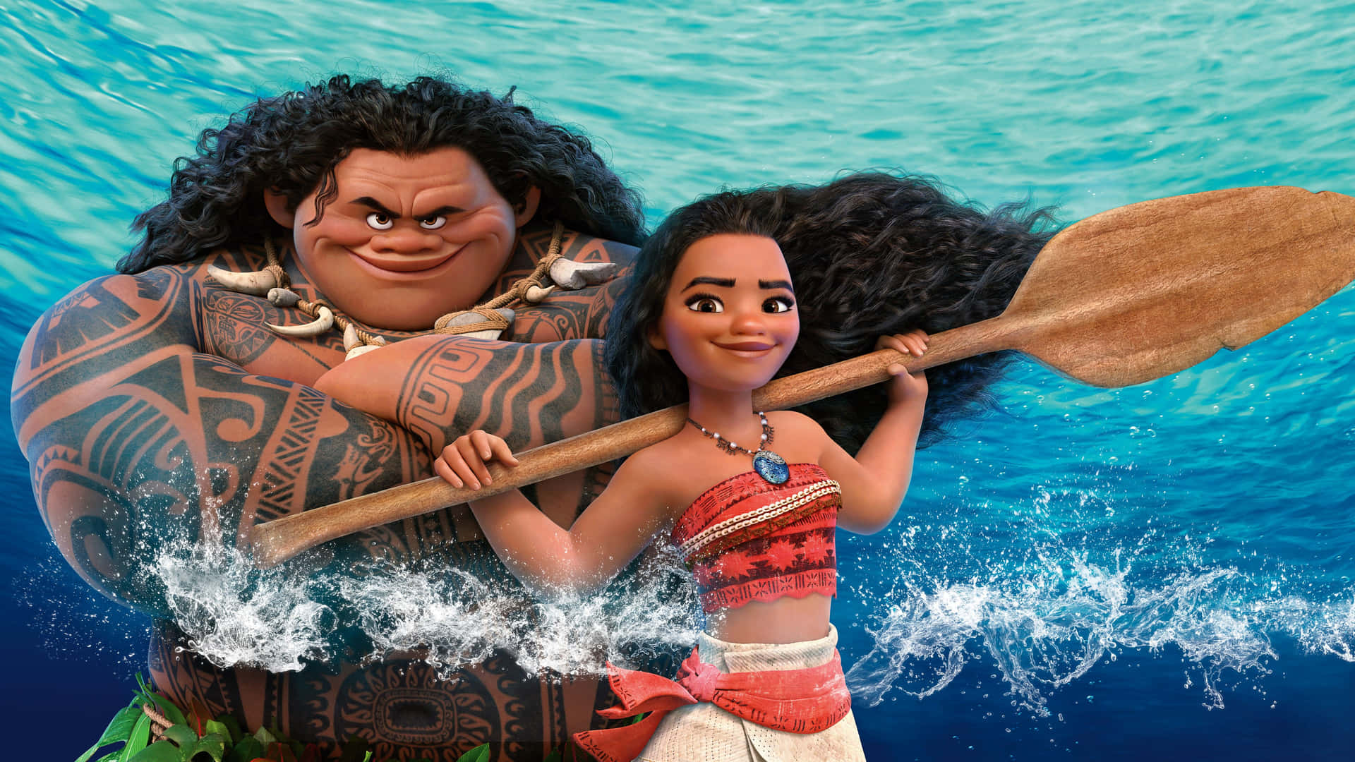 Moana 和 Maui 帶著愉快表情划過海浪。