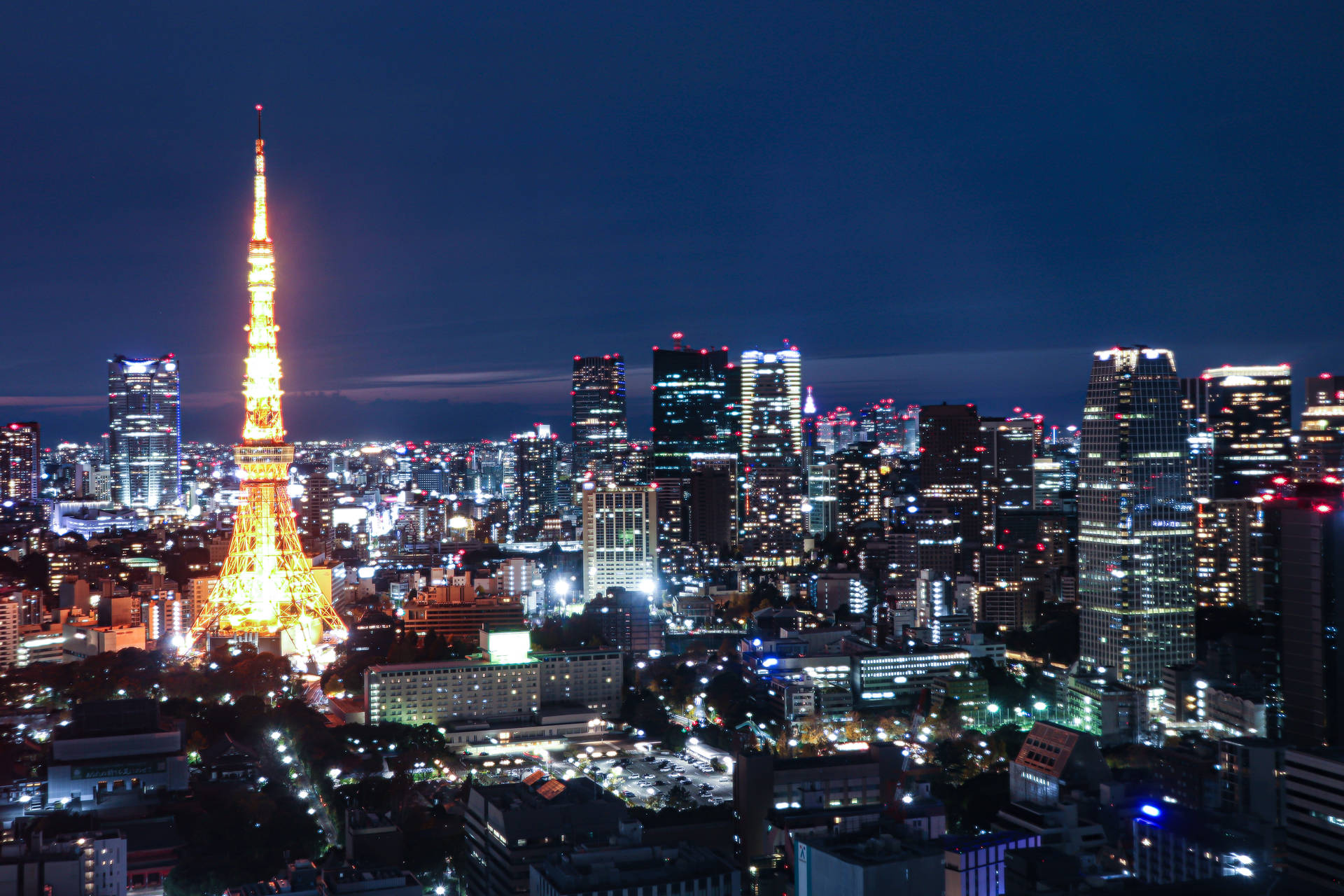 夜晚的東京塔，背景中閃爍的城市燈光。