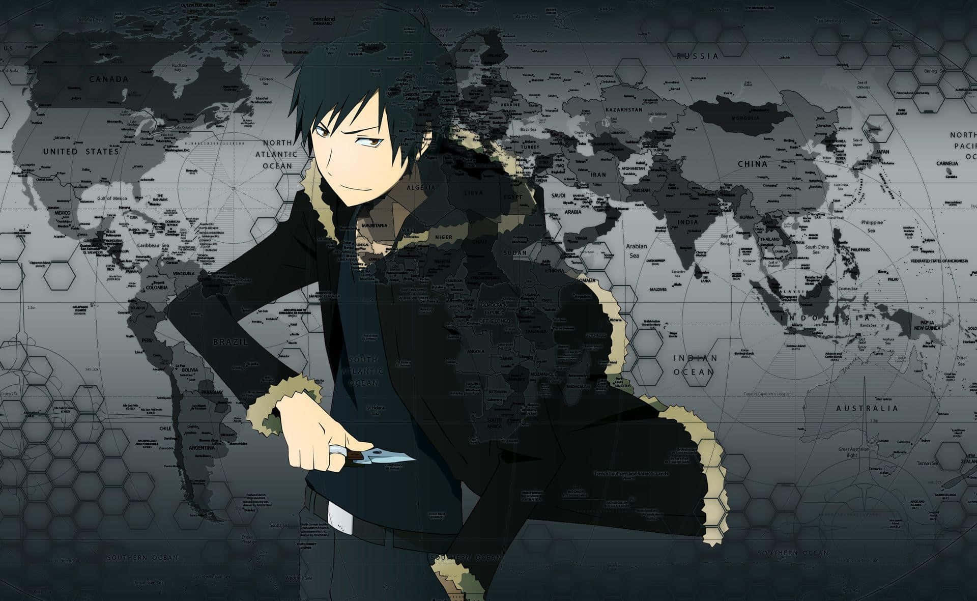 Izaya Orihara 桌布 壁紙 — 動畫角色，深色頭髮，身穿黑色外套，自信地站在帶有六邊形圖案的灰階世界地圖背景前。