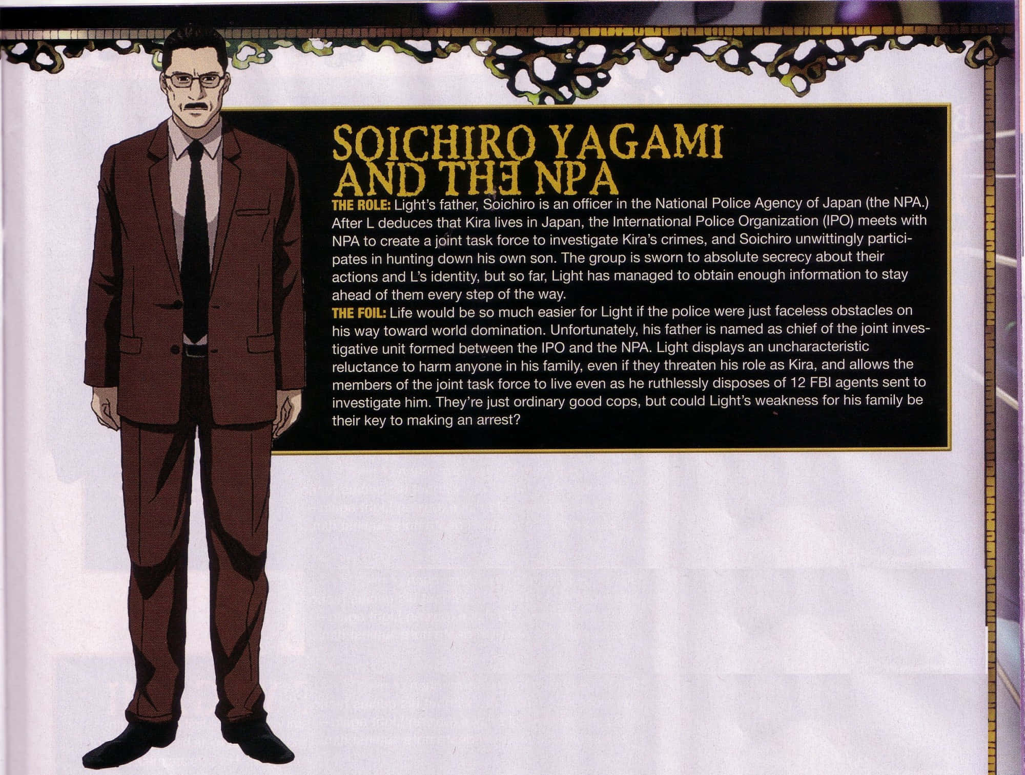 Soichiro Yagami 桌布 壁紙 — 動畫角色夜神總一郎身穿棕色西裝戴眼鏡，站在角色簡介文字旁。