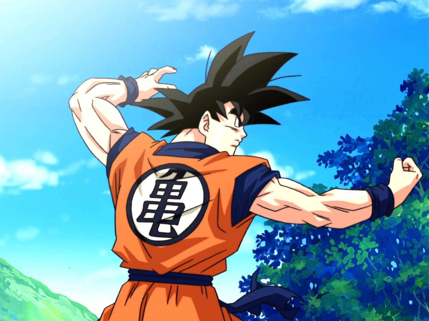 Dragon Ball Z Kai 桌布 壁紙 — 動畫角色悟空穿著橙色道服，在藍天白雲、綠丘樹木的戶外環境中展示肌肉。