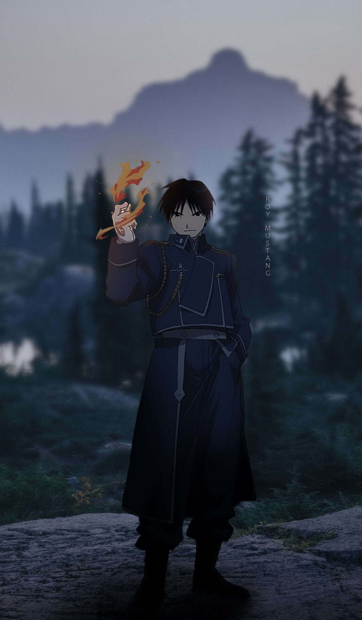 Roy Mustang 桌布 壁紙 — 動畫角色羅伊·馬斯坦古站在霧氣瀰漫的森林中，手中握著火焰，背景是山脈。