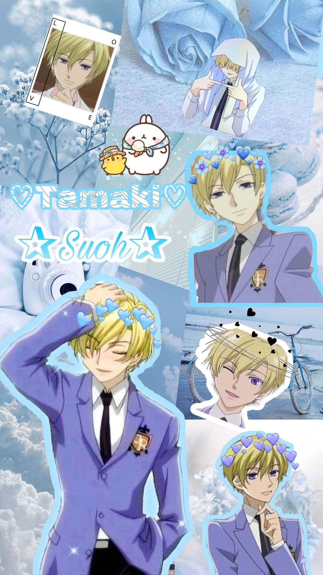 Tamaki Suoh 桌布 壁紙 — 動畫角色須王環穿著紫色西裝，被藍色玫瑰、心形和可愛貼紙包圍，背景為多雲天空的拼貼畫。