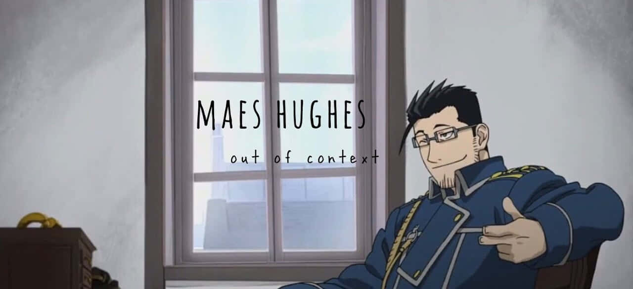 Maes Hughes 桌布 壁紙 — 動畫角色馬斯·休斯穿著藍色制服，放鬆地坐在窗邊，帶有文字疊加。