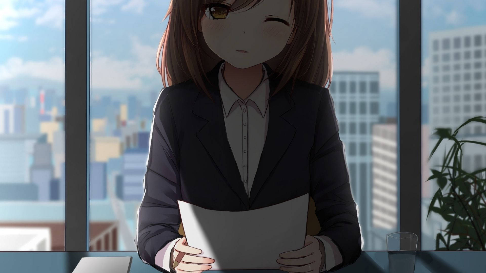 動畫辦公室訪談場景 壁紙 — 動畫女孩穿著西裝在辦公室窗前拿著文件，俯瞰城市景觀，柔和日光。
