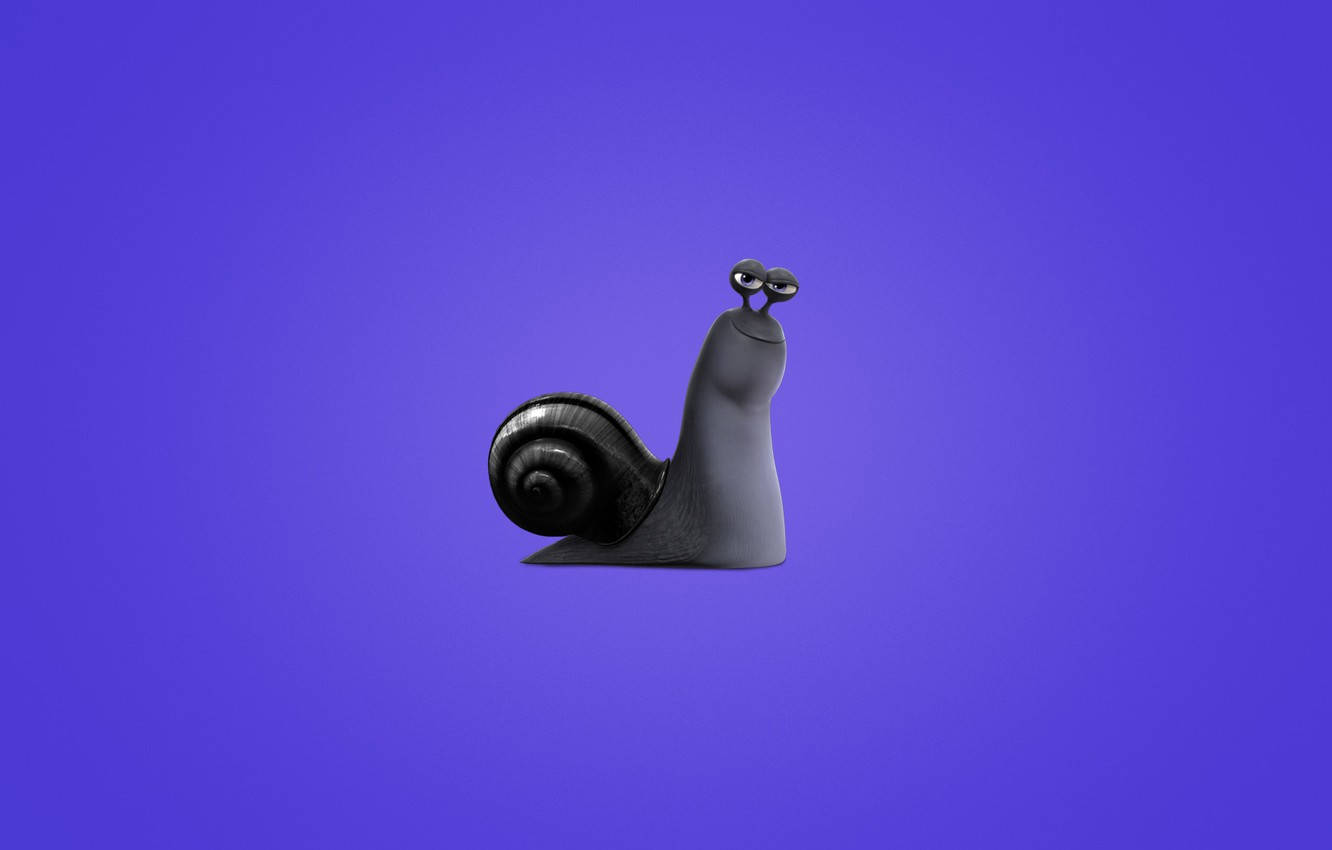 動畫電影《Turbo》中的Whiplash紫色背景插畫 壁紙 — 一隻卡通蝸牛，有大眼睛和光澤的殼，獨自站在純紫色背景前。