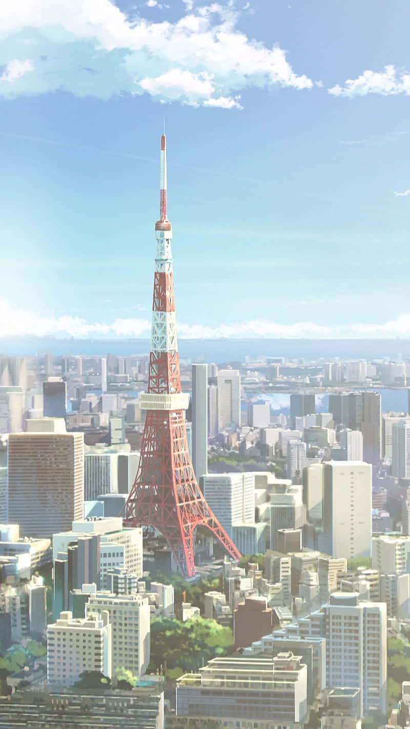 東京塔在清澈藍天和零星白雲下，升起於密集的城市之上。