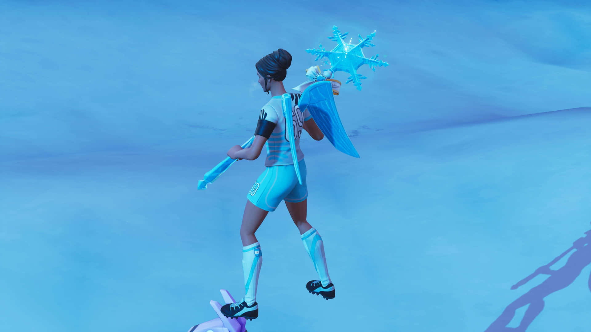 穿著藍色冬季裝備的Fortnite角色在雪地上手持冰杖行走。