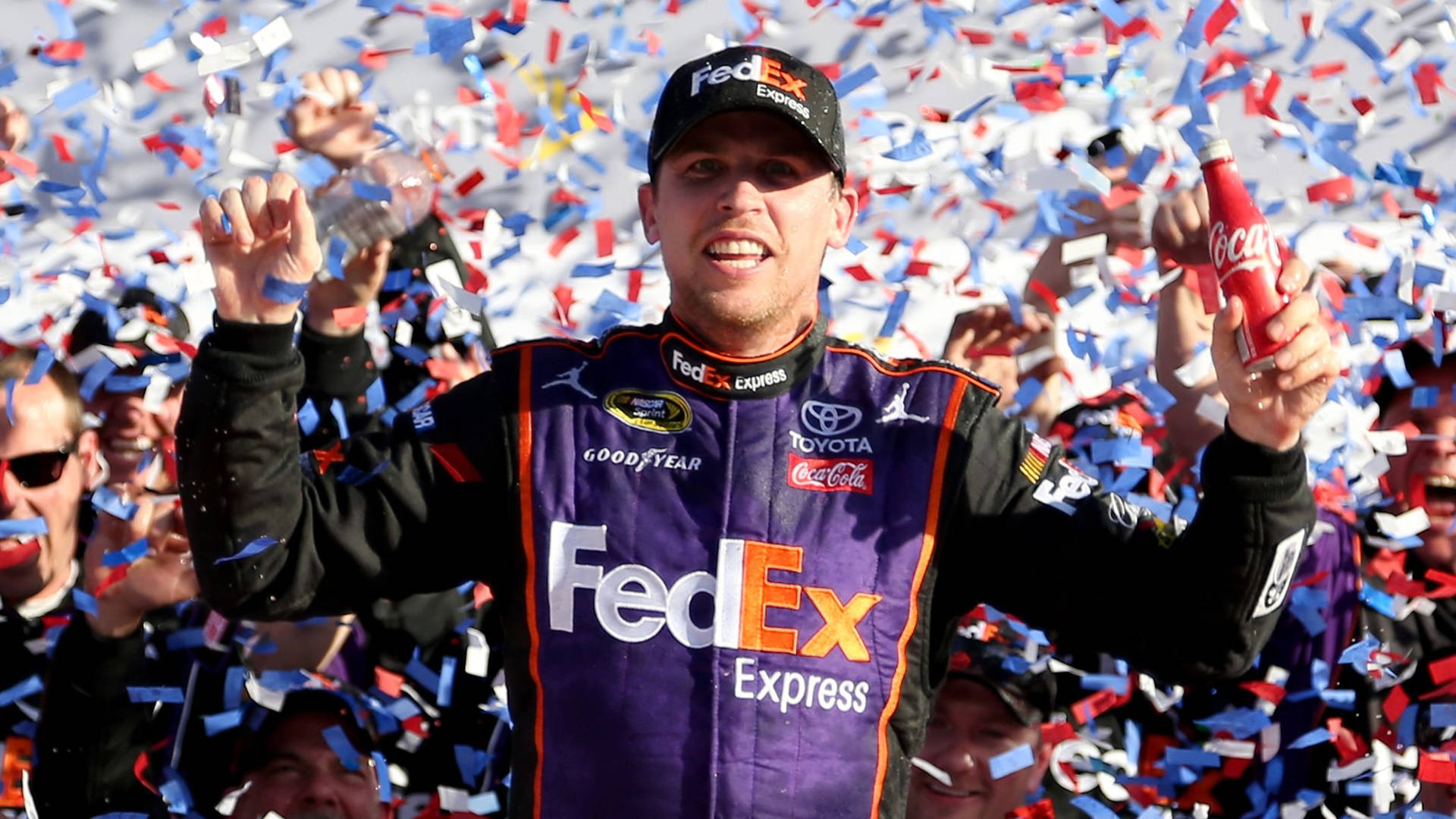 NASCAR車手用五彩紙屑和可口可樂瓶慶祝勝利。