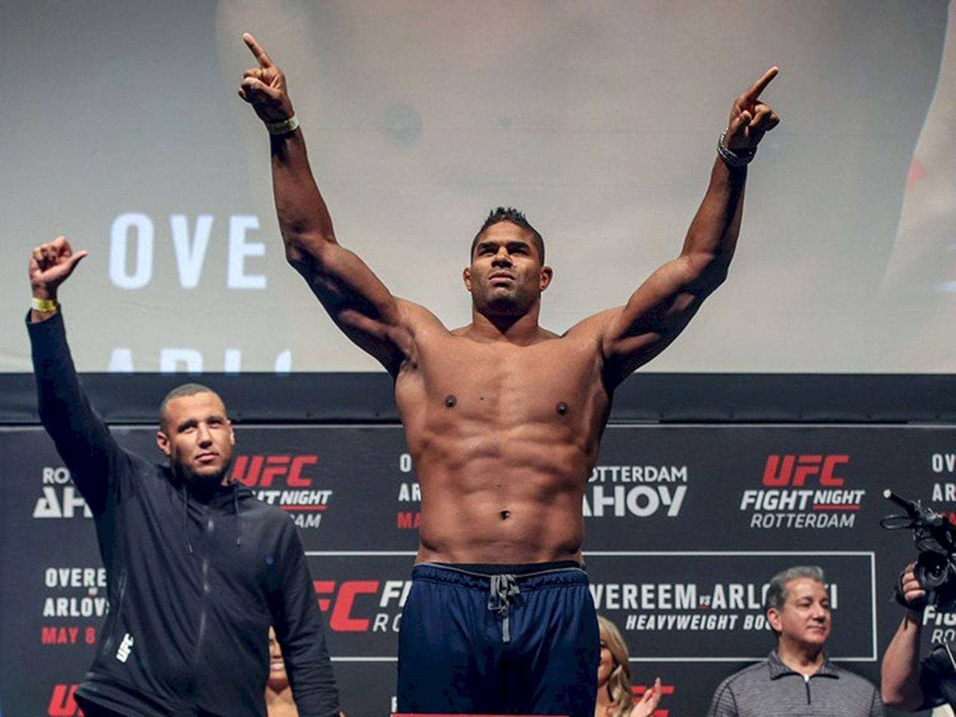 UFC拳手在稱重活動中舉臂慶祝勝利。