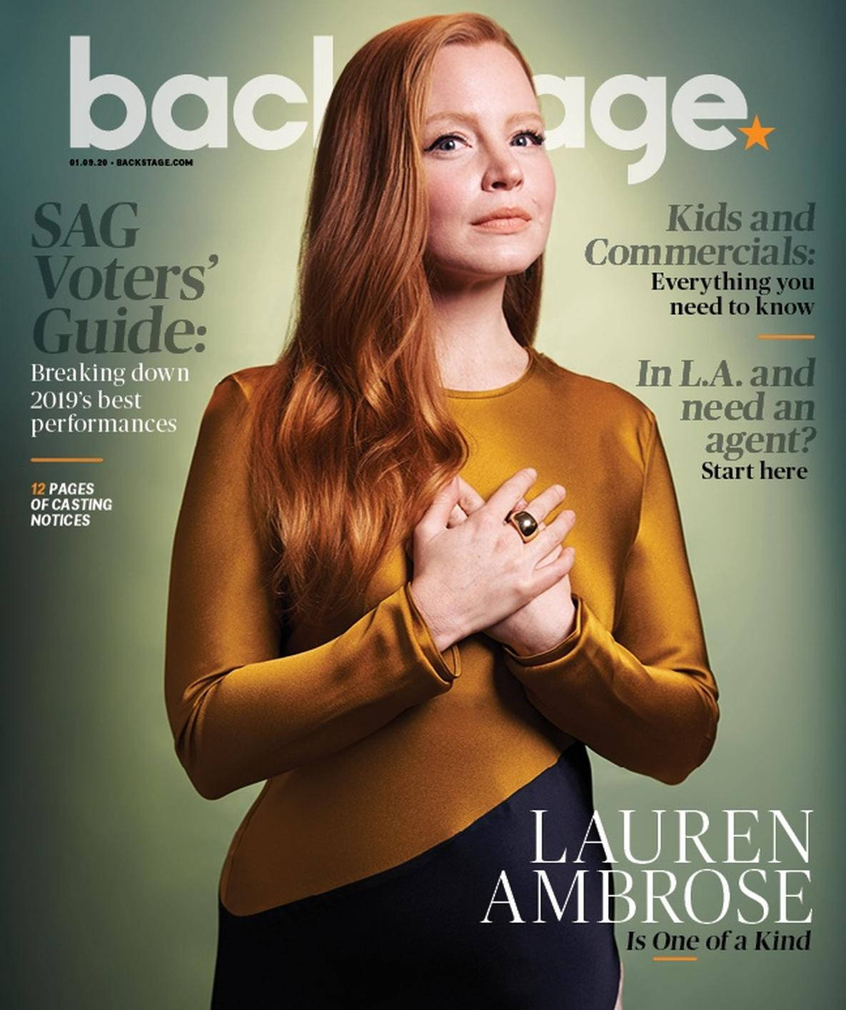 女演員 Lauren Ambrose 在 Backstage 雜誌封面上，身穿金色上衣，雙手放在心口。