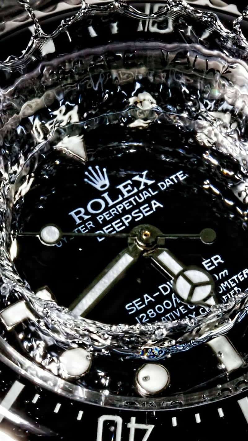 Rolex 桌布 壁紙 — 勞力士Deepsea手錶錶面浸入濺起的水花中，水晶般清澈的水滴捕捉光線。