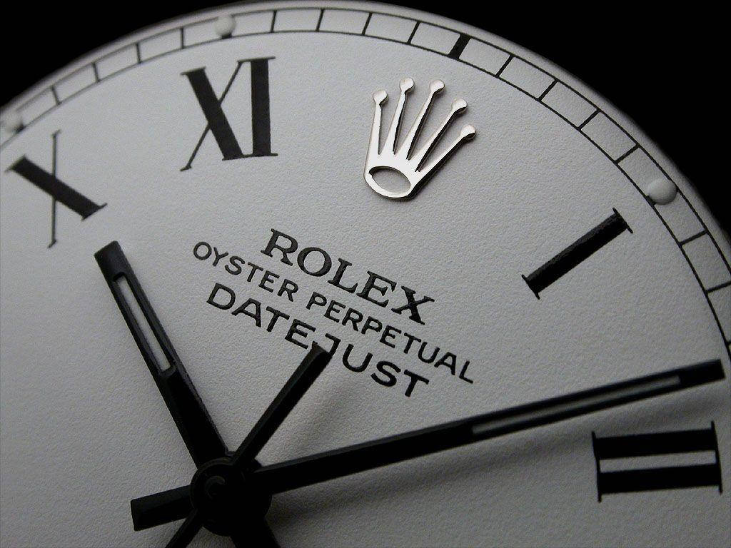 勞力士標誌於Oyster Perpetual腕錶 壁紙 — 勞力士Oyster Perpetual Datejust手錶錶盤特寫，帶有黑色羅馬數字和皇冠標誌，銀色錶盤。