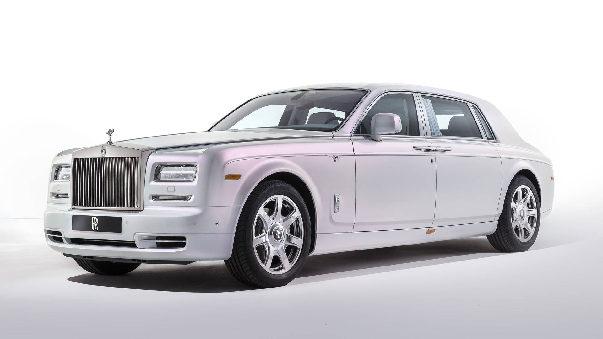 攝影棚中的銀色勞斯萊斯幻影豪華轎車