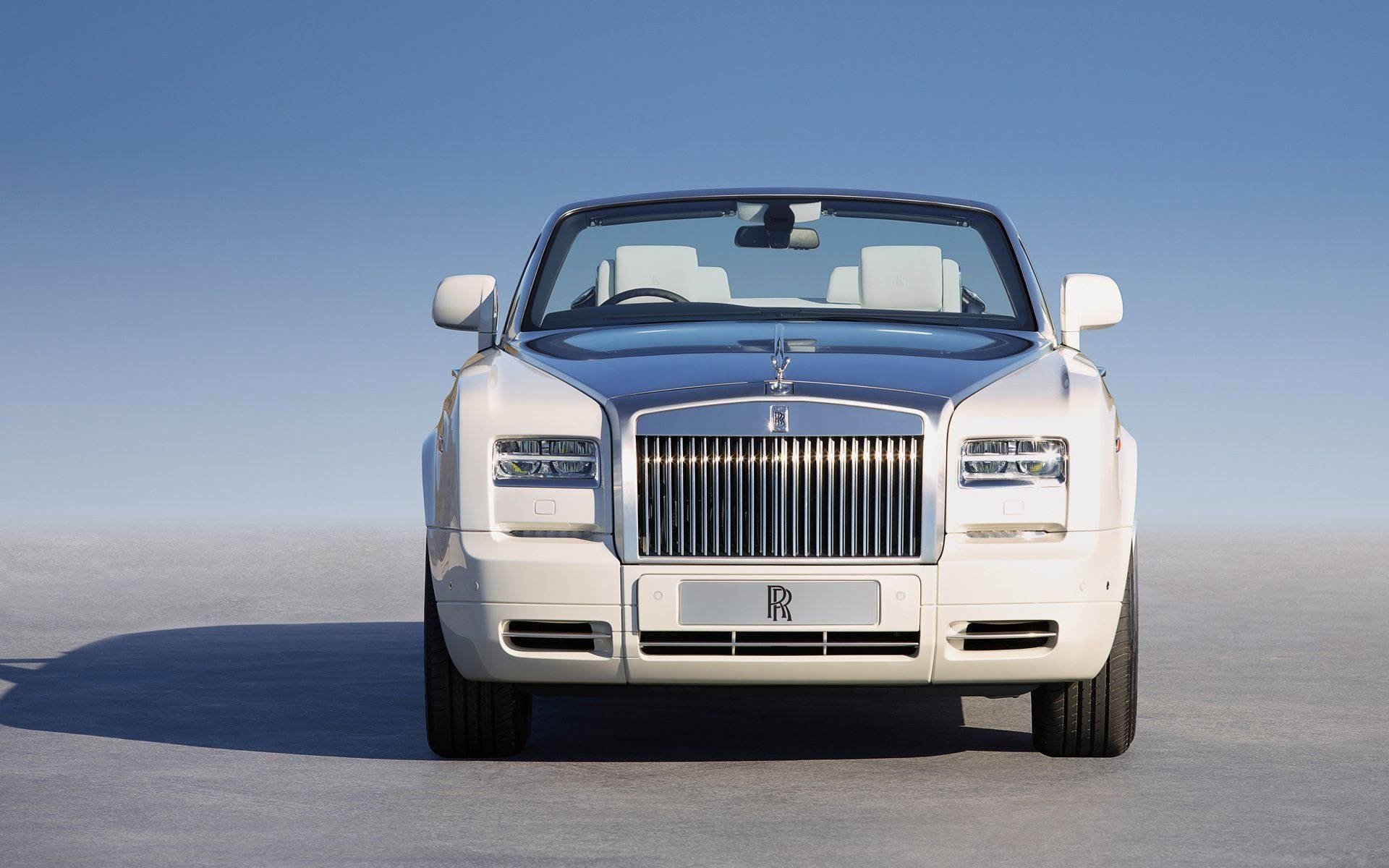 白色勞斯萊斯Phantom Drophead Coupe在沙漠平原上，日落時分