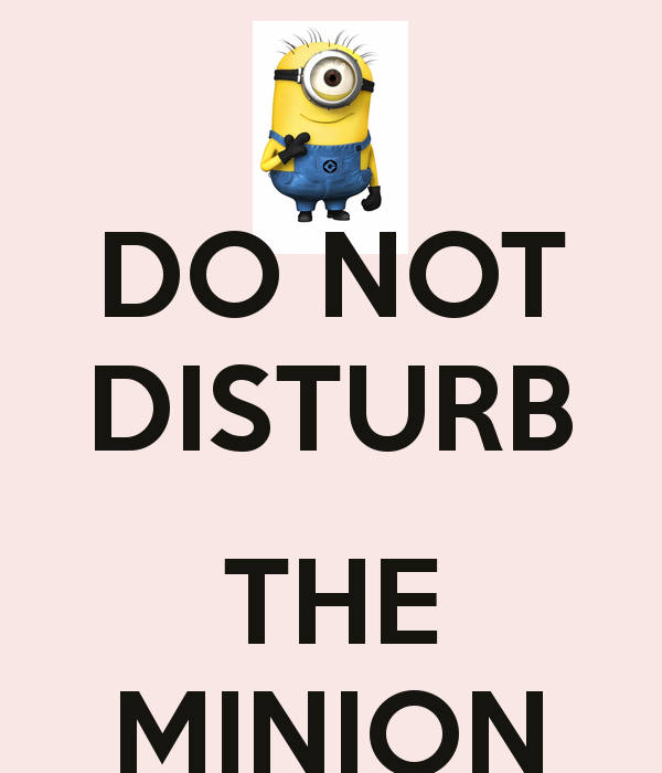 Minion角色在粉紅色背景上帶有「請勿打擾」標誌