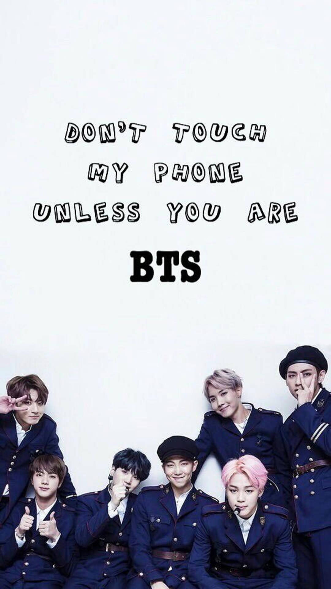BTS 成員身穿海軍藍制服，上方有頑皮文字擺姿勢。