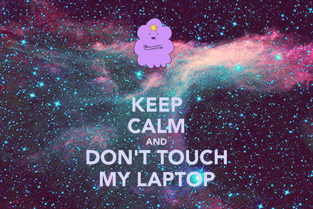 帶有星星的紫色卡通雲漂浮在色彩繽紛的太空星雲中，文字為「KEEP CALM AND DON'T TOUCH MY LAPTOP」。