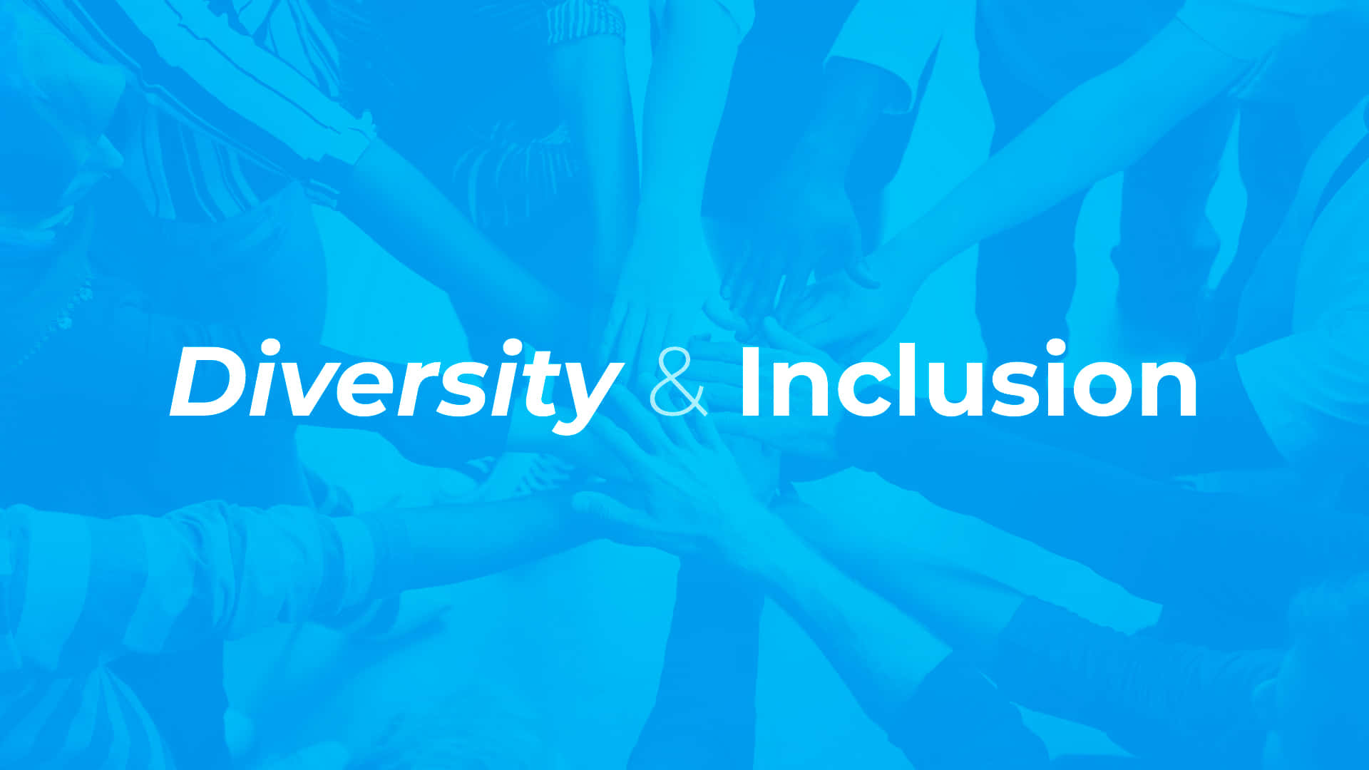多樣化的手疊在一起，藍色背景上顯示文字 Diversity & Inclusion。