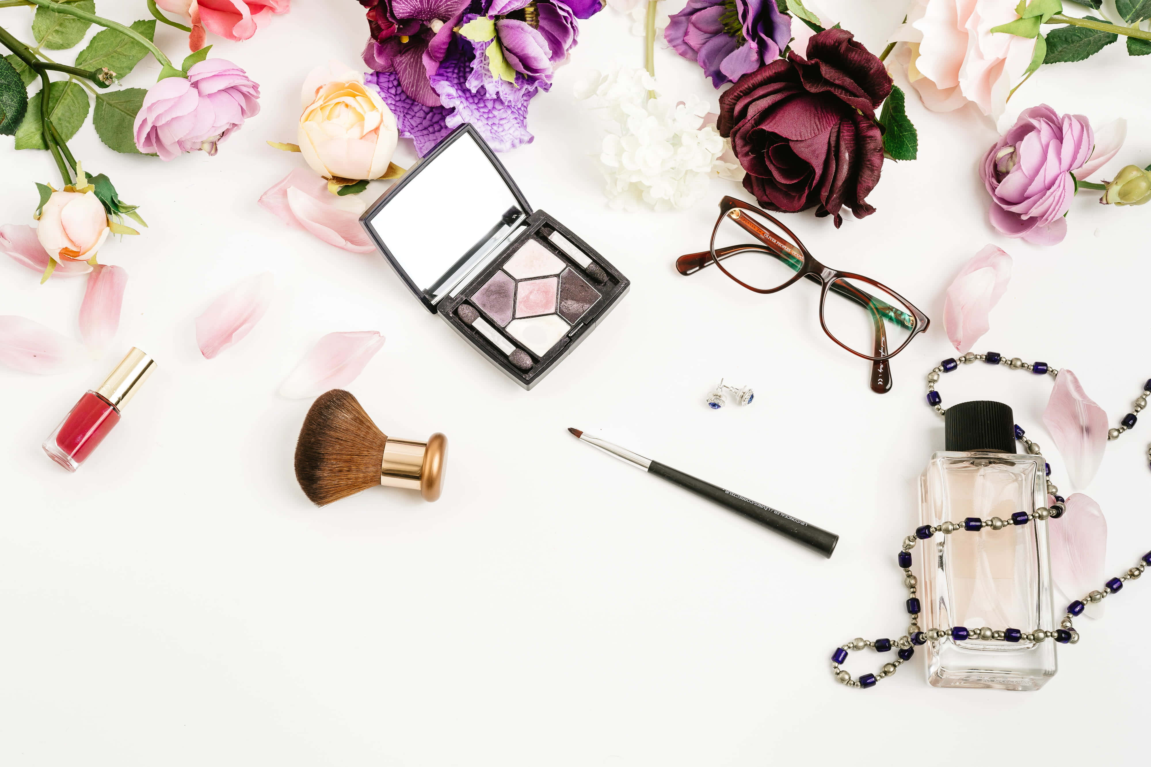 Accessory 桌布 壁紙 — 化妝品和色彩繽紛的花朵在白色背景上以平鋪方式排列。