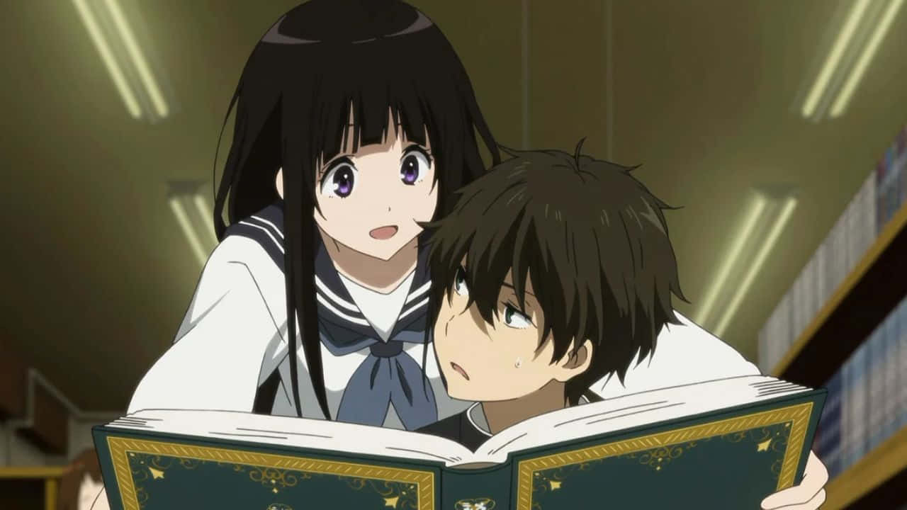 化物語 Houtarou Oreki 與 Eru Chitanda 閱讀頭像 壁紙 — 兩名穿著校服的動漫學生在燈光溫暖的圖書館裡一起靜靜地閱讀一本書。