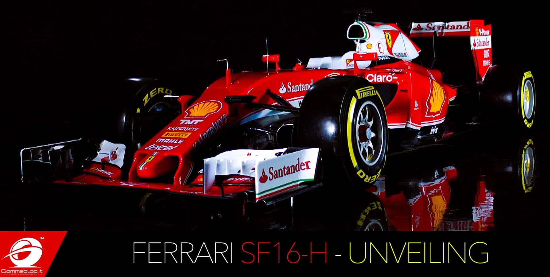 紅色法拉利SF16-H賽車在夜間潮濕的反光表面上亮相。