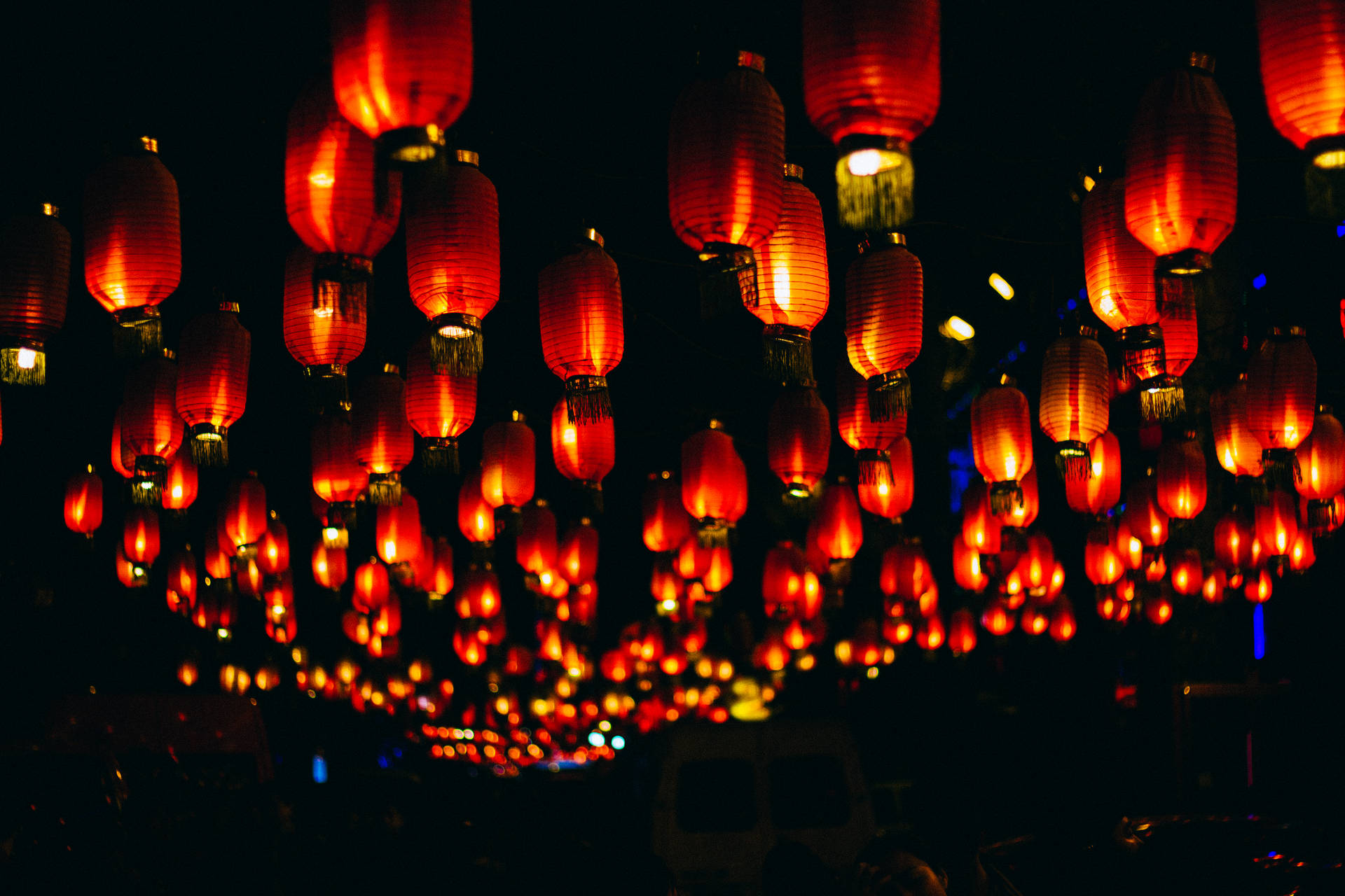 密密麻麻的發光紅色燈籠在夜間懸掛，用於文化慶祝活動。