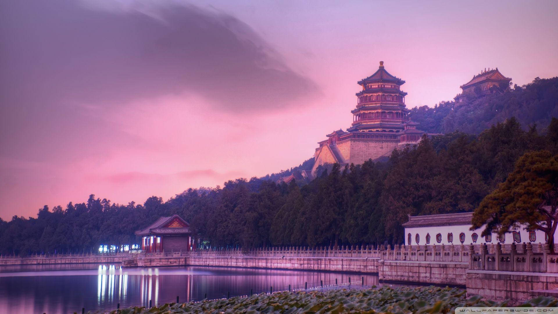 傳統中國宮殿與寶塔在黃昏時分倒映在湖中。