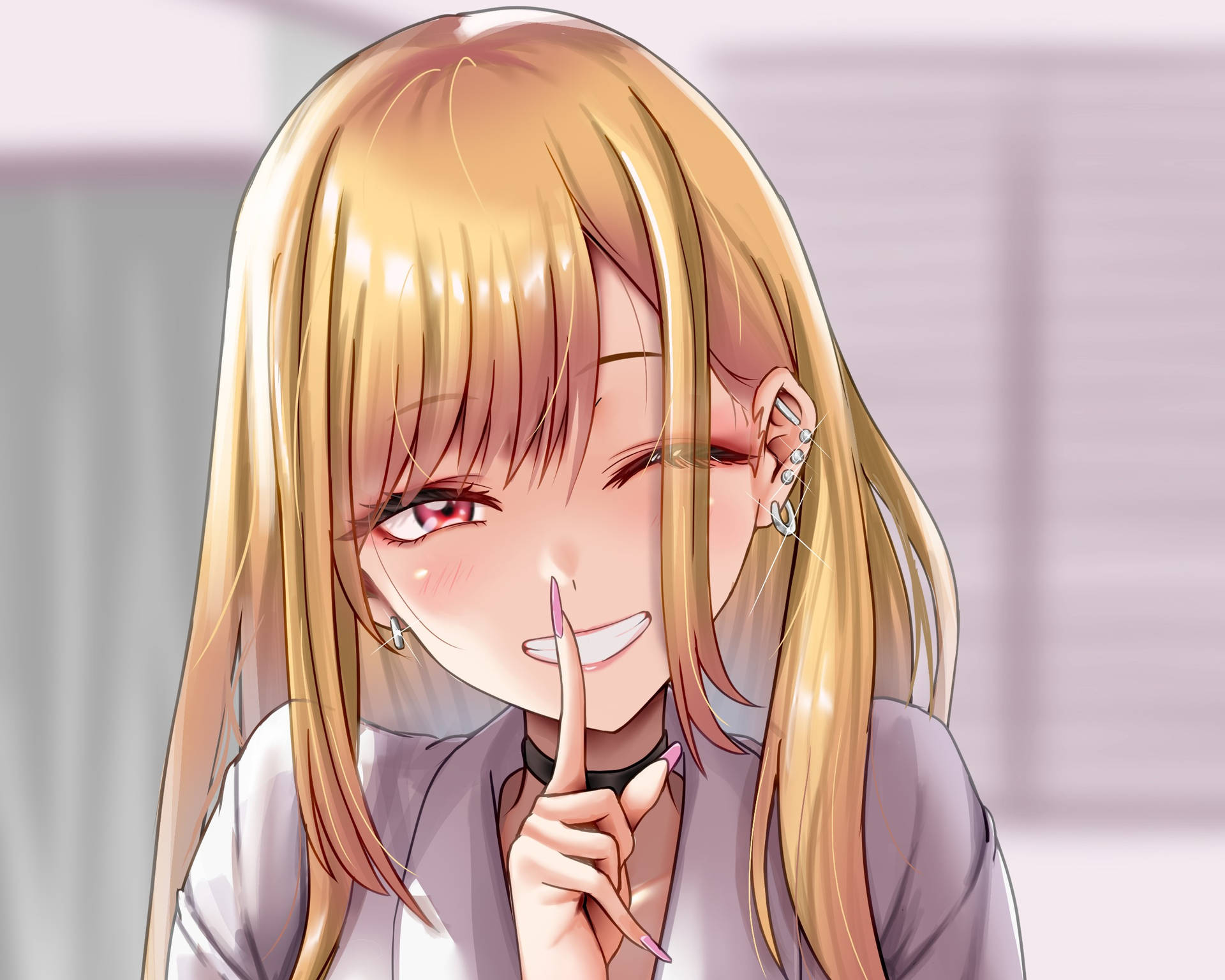 動漫女孩單眼並將手指放在嘴唇上，臉頰泛紅，戴著多個耳環。