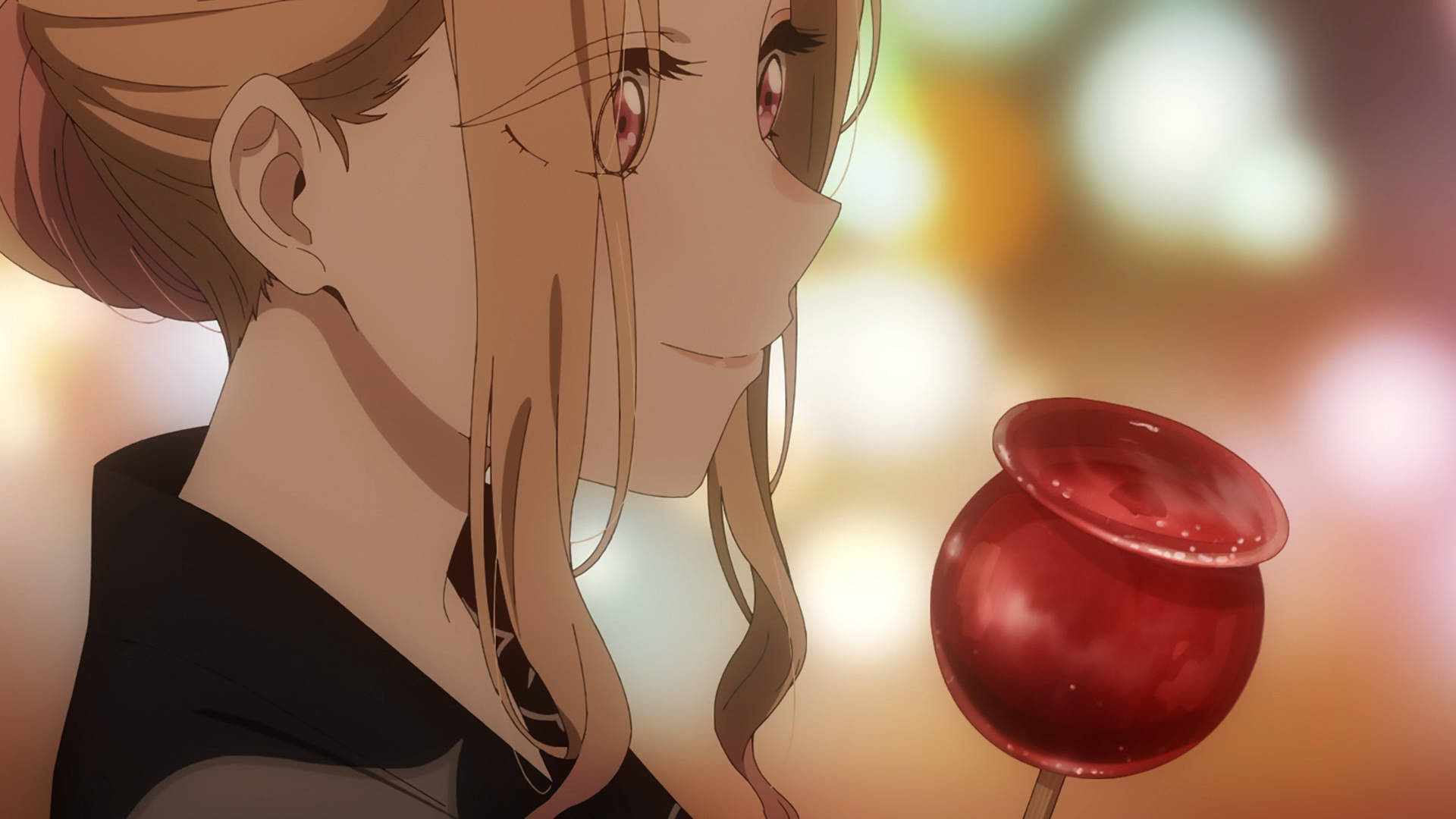 動漫女孩手持紅色棒棒糖，露出溫柔的微笑。