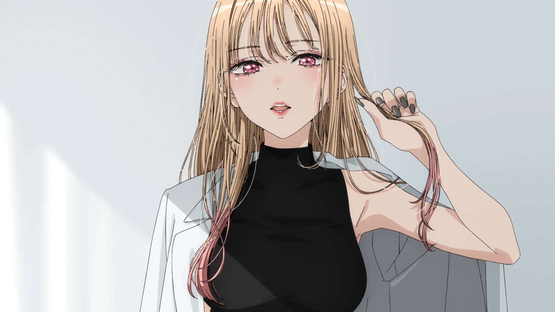 金髮粉紅眼動漫女孩觸摸她的頭髮。