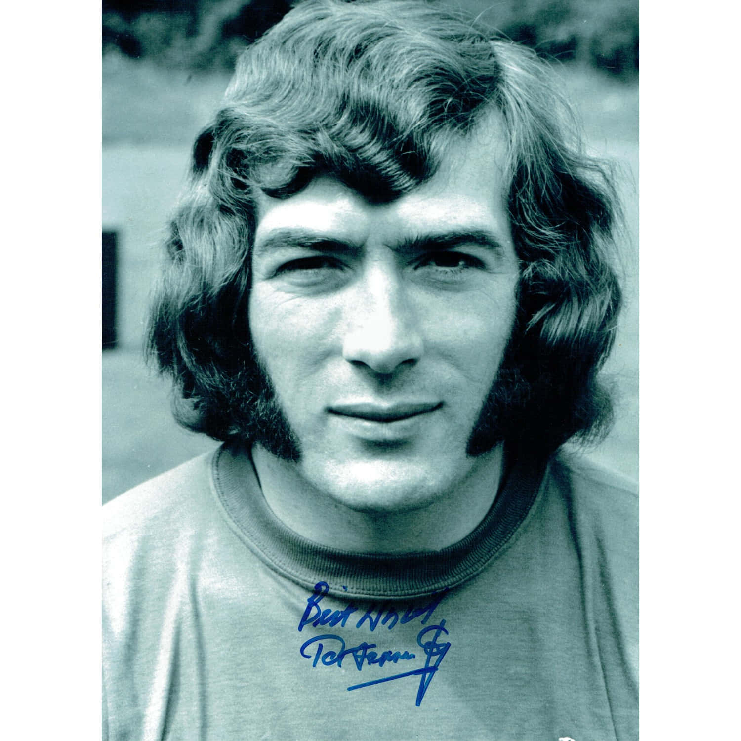 北愛爾蘭足球員 Pat Jennings 黑白頭像照 壁紙 — 一張復古黑白肖像，一名波浪髮男子穿著帶有藍色簽名的T恤。