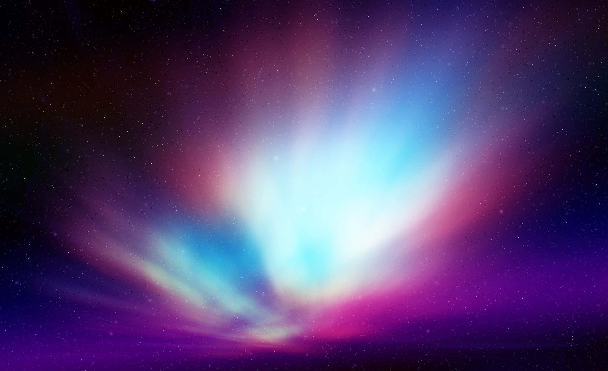 北極光在覆雪的北歐風景上空閃耀 壁紙 — 充滿活力的宇宙星雲，散發著光芒的藍色和粉紅色雲朵，在繁星點點的深紫色太空背景中閃耀。