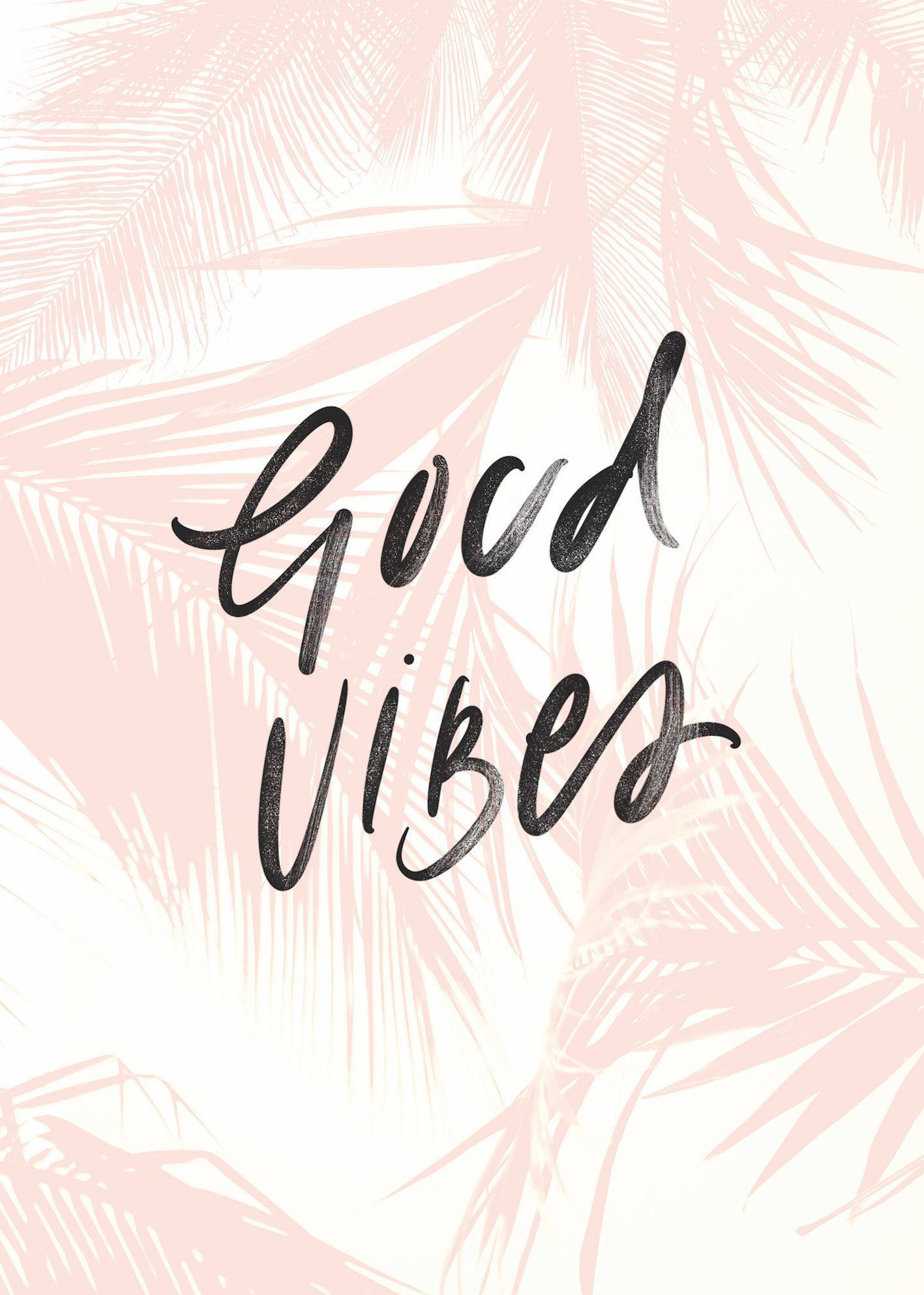 北歐夏日好氣氛 壁紙 — 在奶油色背景上，黑色手寫字體 'Good Vibes' 覆蓋在柔和的粉紅色棕櫚葉剪影上。