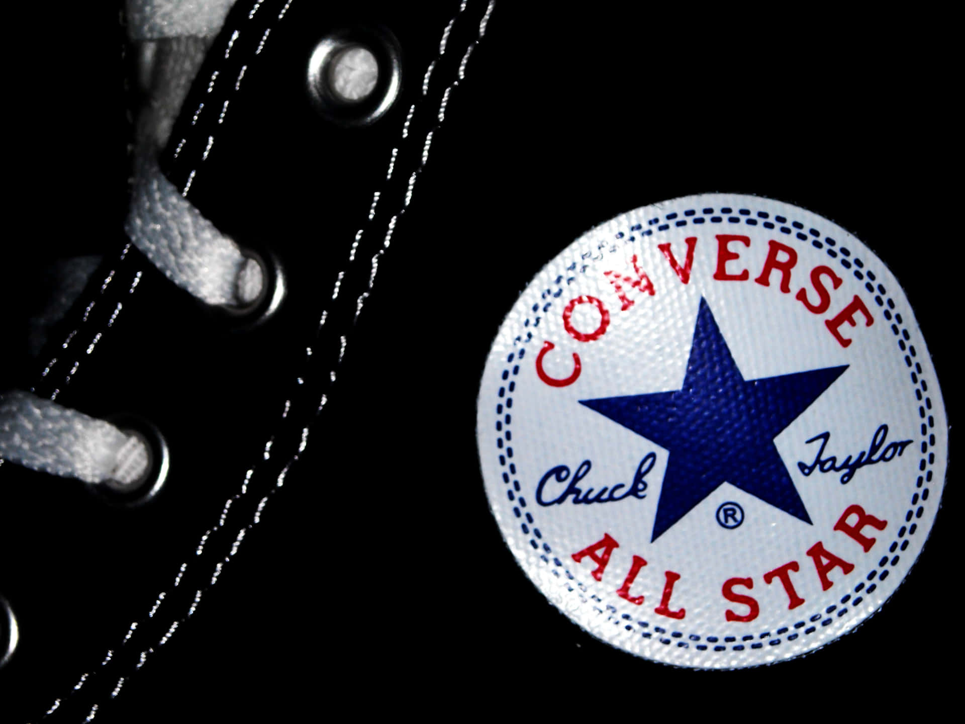 黑色Converse Chuck Taylor All Star運動鞋，白色鞋帶和標誌。