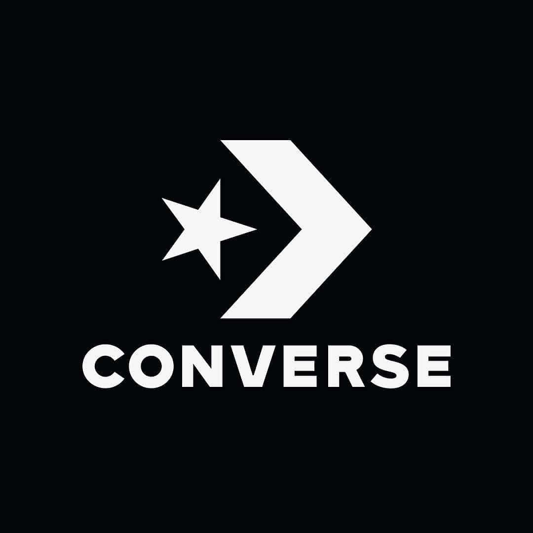 黑色背景上帶有星星和箭頭的Converse品牌標誌。